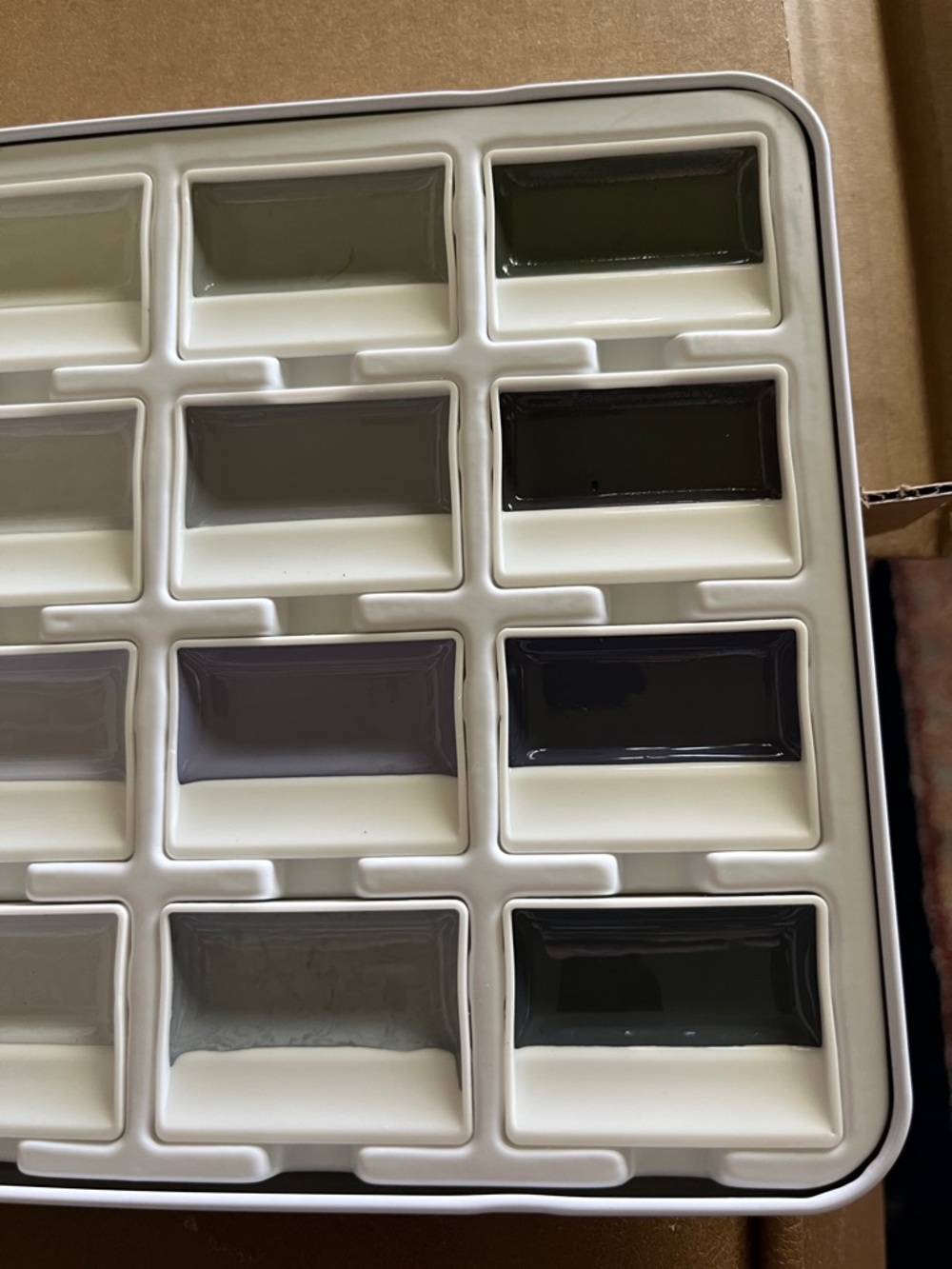 Fuumuui 24-Color Opaque Semi-Solid Watercolor Paint Set - Picture 4 of 6